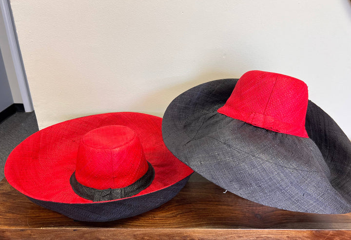 Lightweight foldable raffia hat with artisan-made details.