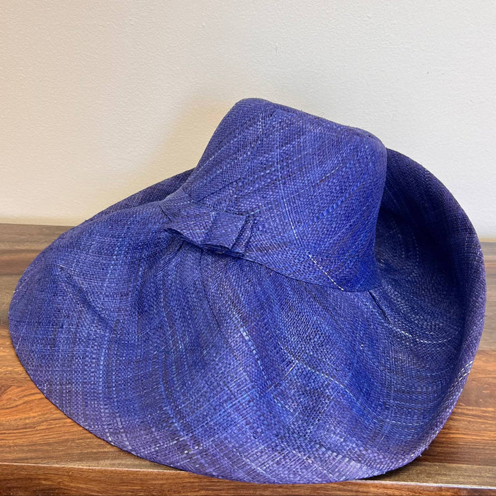 Adjustable raffia sun hat handwoven by Malagasy artisans.