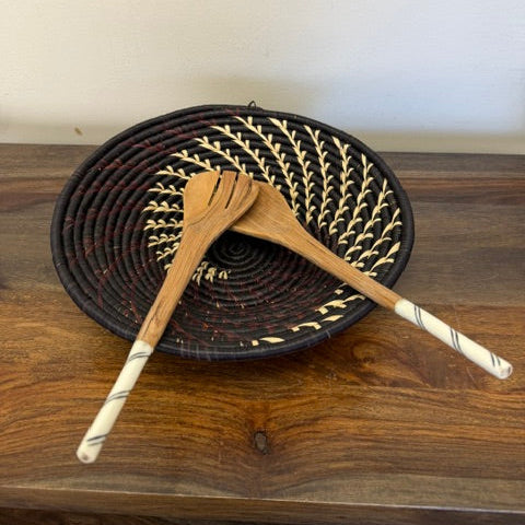 Fruit bowl, made in Africa with touches of burgundy. This basket is great for decor or hosting. 