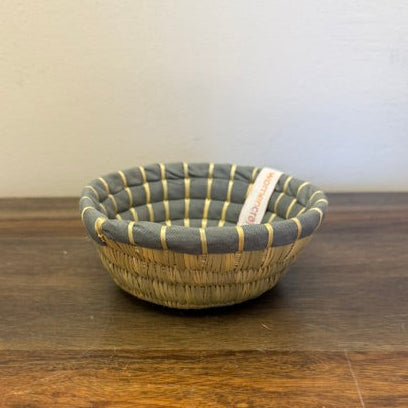 Grey trimmed, round bread basket - perfect for proofing. 