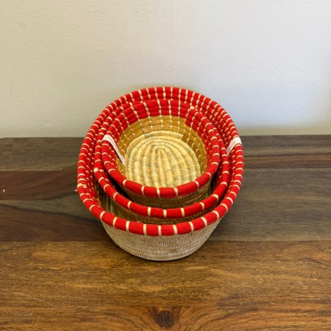 Red trimmed bread baskets, in three sizes, perfect for proofing bread.